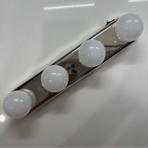 Cordless Suction Make-Up Vanity Lighting - Picture 7 of 8